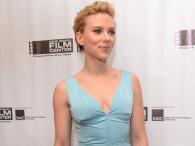 Scarlett Johansson w błękitnej sukience